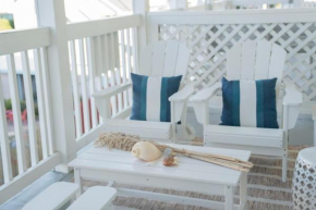 Nautical Nest 2 Bed 2 Bath Condo Walk to Beach
